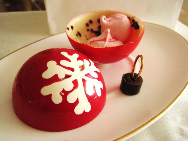 MoMo & Coco's Advent Calendar 2012 - Christmas with Burch & Purchese - inside the "Popping Christmas Bauble"