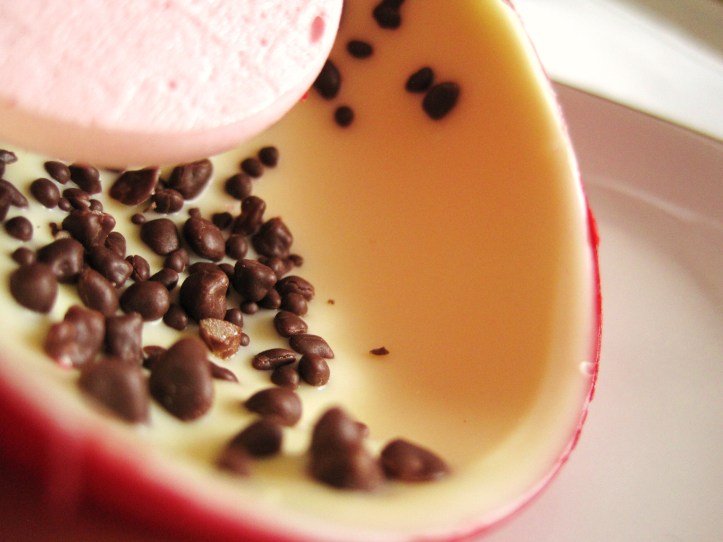 MoMo & Coco's Advent Calendar 2012 - Christmas with Burch & Purchese - close-up of the "Popping Christmas Bauble"