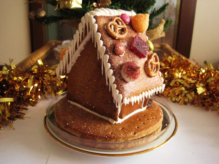 MoMo & Coco's Advent Calendar 2012 - Christmas with Cacao - the bejewelled "Gingerbread House" at the back