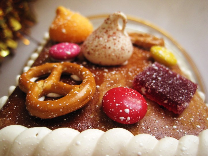 MoMo & Coco's Advent Calendar 2012 - Christmas with Cacao - close-up of the bejewelled "Gingerbread House"