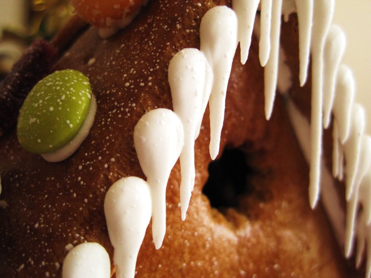 MoMo & Coco's Advent Calendar 2012 - Christmas with Cacao - close-up of the icing of the "Gingerbread House"