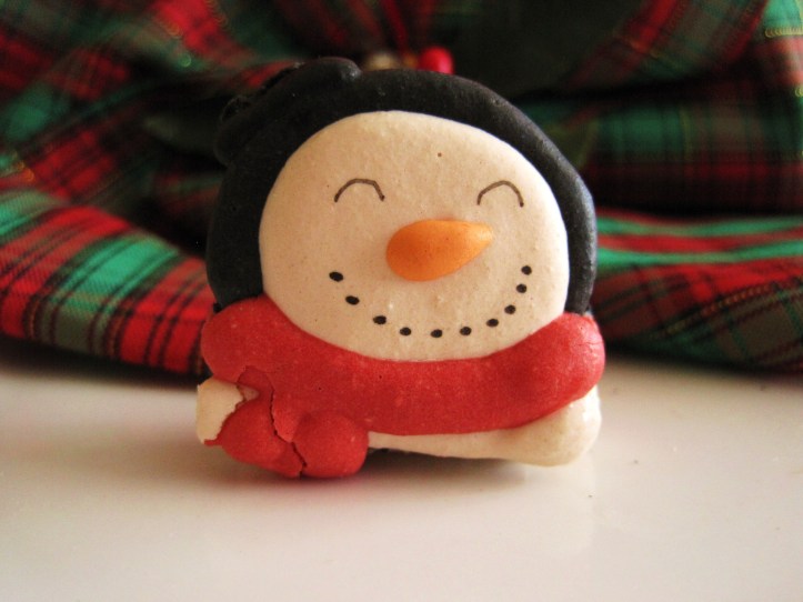 MoMo & Coco’s Advent Calendar 2012 – Christmas with LuxBite - inner cross-section of Crumb's "Snowman macaron"