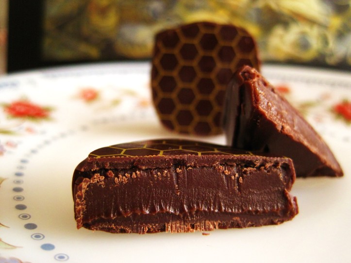 Cioccolato Lombardo - the "Bee Box" - cross-section of the "Honey Dark Chocolate"